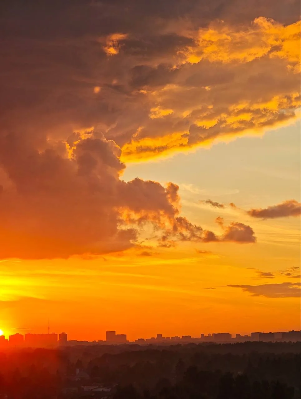 🌅 Ярко-оранжевый закат был сегодня в Москве