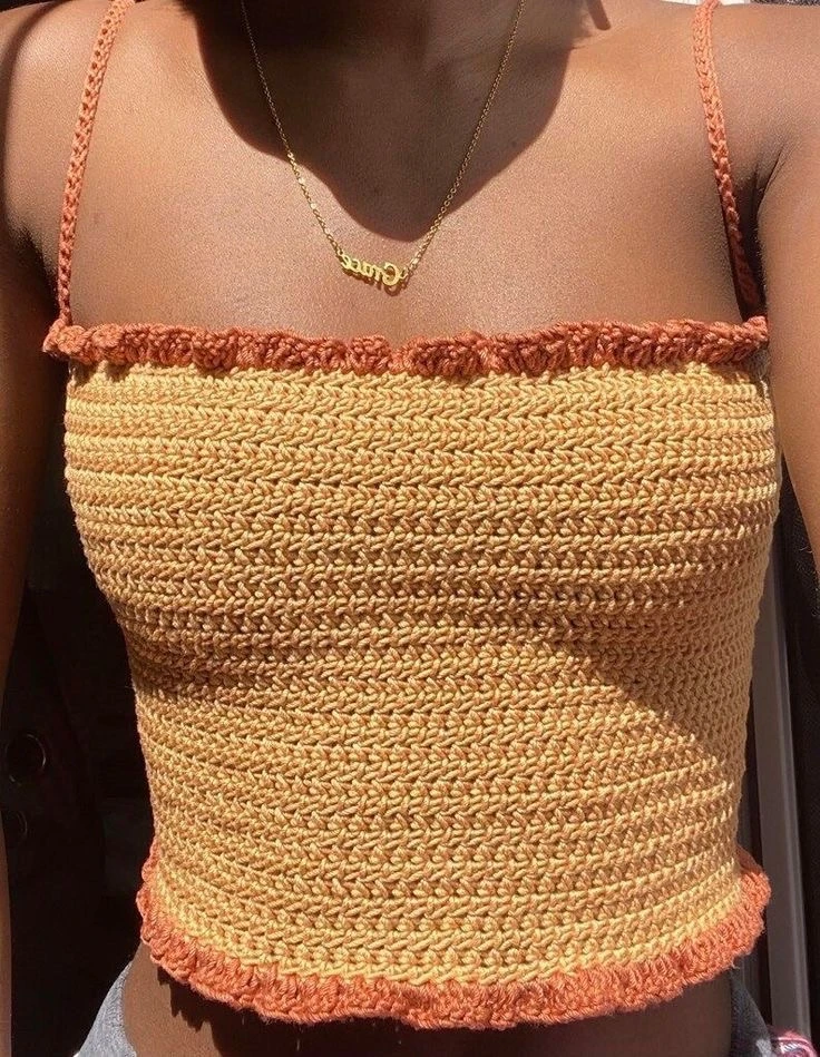 Сочный акцент: топ-бандо с рюшами 🍊💛

Немного ярких красок и кокетливого настроения! Теплый желтый