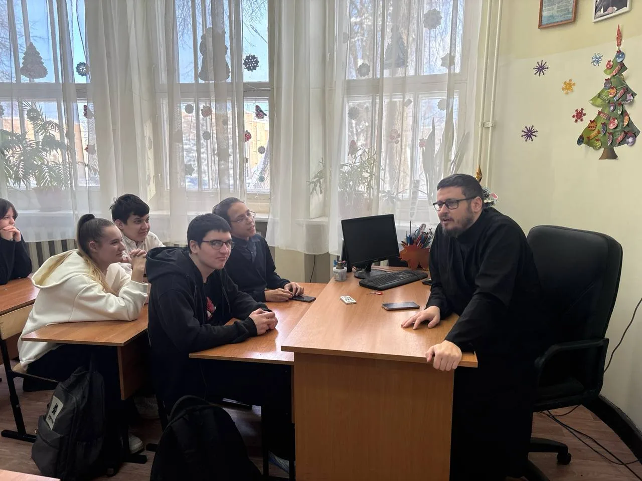 Сегодня  священник Евгений Дорофеев встретился с обучающимися 9-х классов. В ходе беседы были поднят