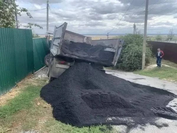 В Аксае груженый самосвал попал в аварию