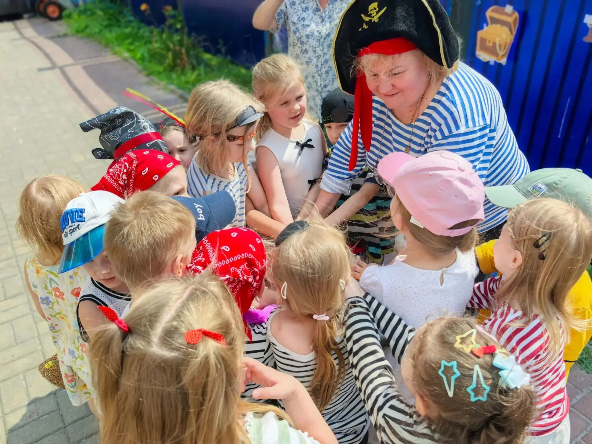 🏴‍☠️ Свистать всех наверх! Вчера наши дошколята взяли веселье на абордаж! 

Отважные пираты отправи