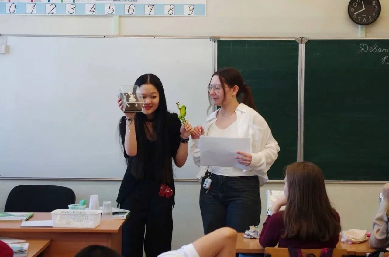 Если знаешь — научи!💡  Школьное правило «Если знаешь — научи» становится частью жизни, когда старшие