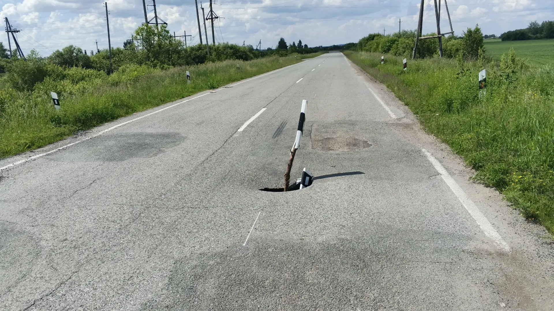 Очень важно ‼️ 
Провалилась дорога на деревню Гуни за д. Дубская у электростанции. Яма глубокая уход