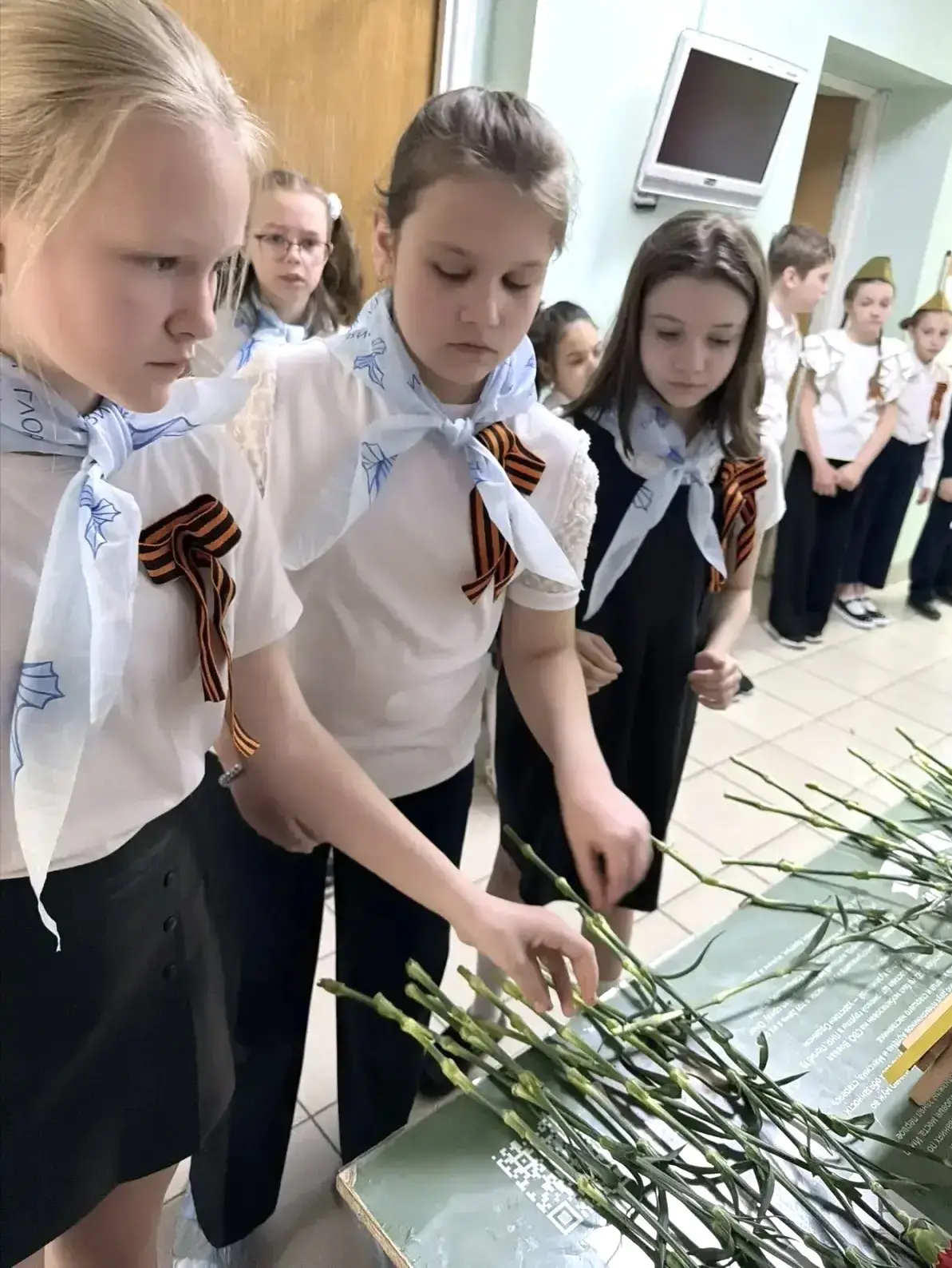 КРАСНЫЕ ГВОЗДИКИ (Часть 3) 💫 Возложение цветов в честь памяти защитников Отечества прошло сегодня в 
