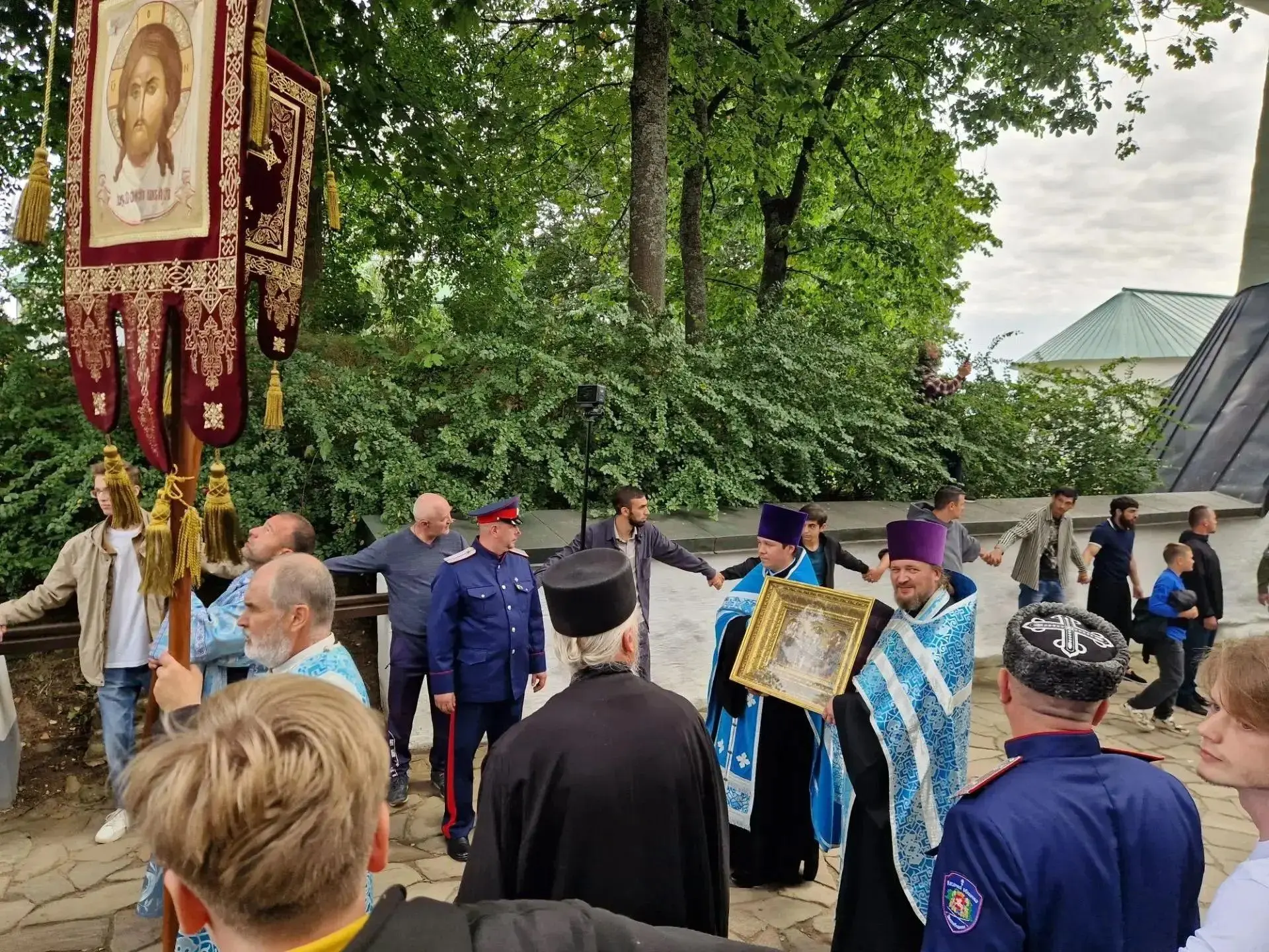 ☦️ Традиционный крестный ход вокруг Псково-Печерского монастыря.