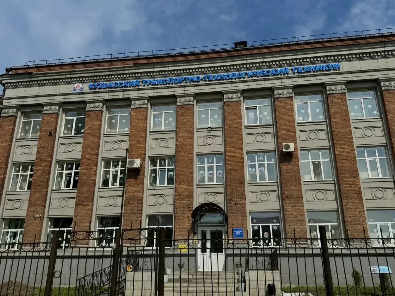 С наступающим Днём России! 🇷🇺

Любовь к Родине начинается с семьи и дома. Давайте вместе вспомним 