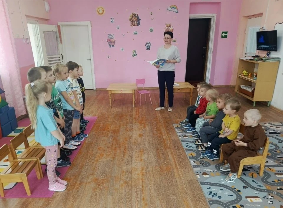 Старшие дошкольники показали малышам увлекательное представление по сказке "Теремок" с ...