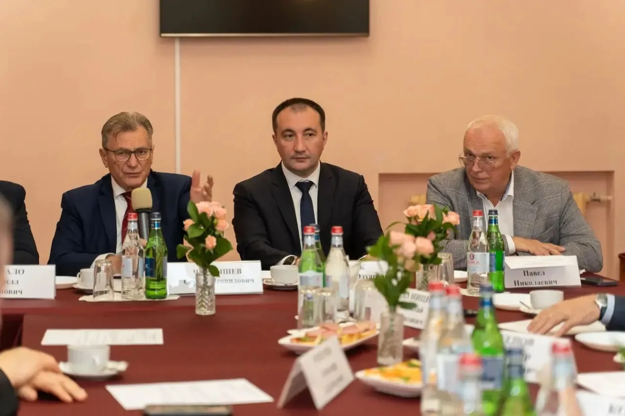 Принял участие в заседании Совета директоров предприятий  нашего города

🤝 Выразил благодарность вс