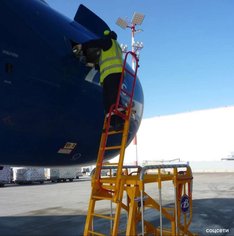 ✈️ Самолёт с 387 людьми на борту пробили стремянкой в аэропорту Владивостока