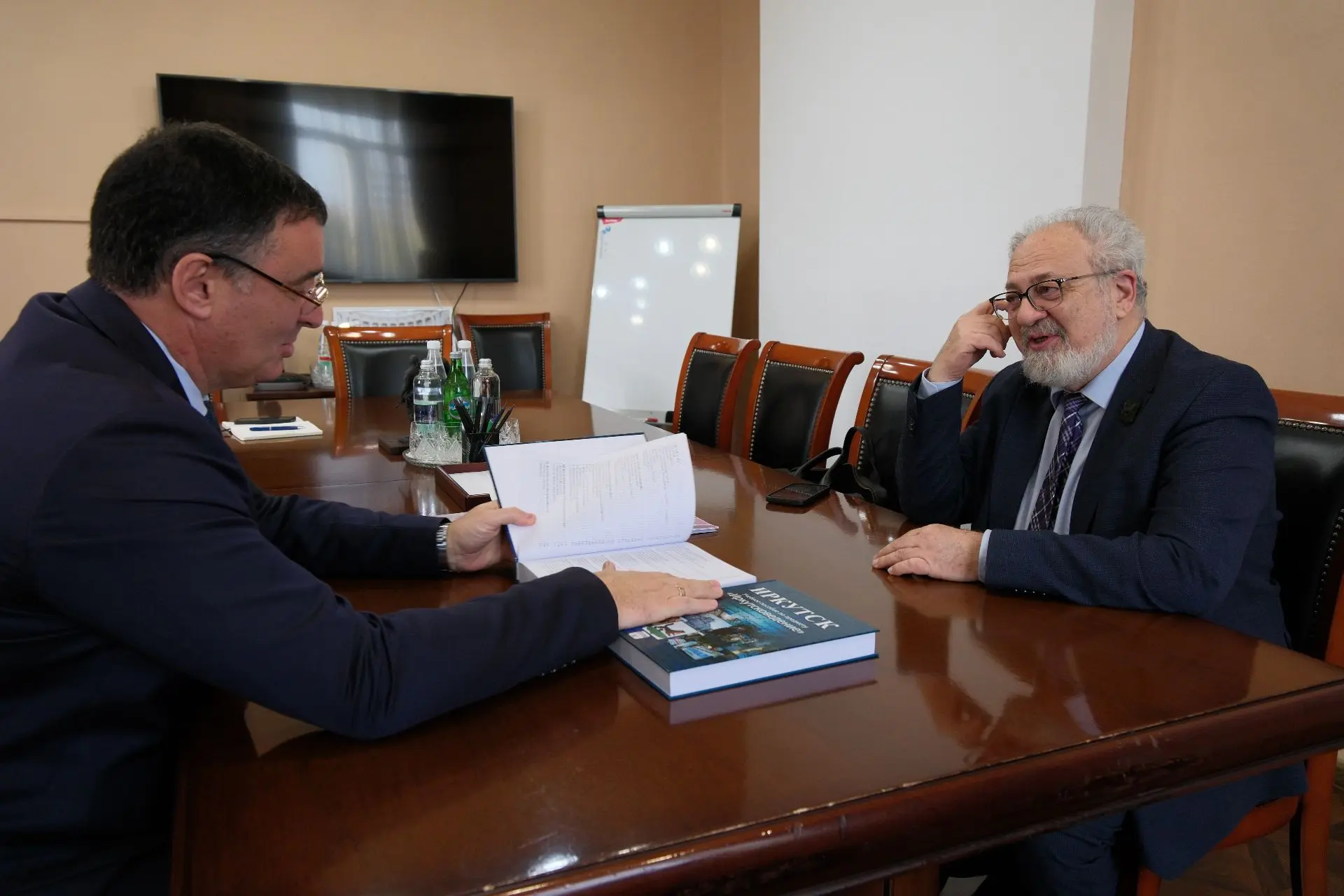 📚 Станислав Гольдфарб представил мэру Руслану Болотову второй том учебного пособия «Ир...