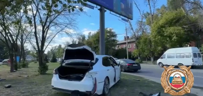 Сегодня на пр. Шолохова в Ростове Toyota Camry врезалась в рекламный щит, один из пасса...