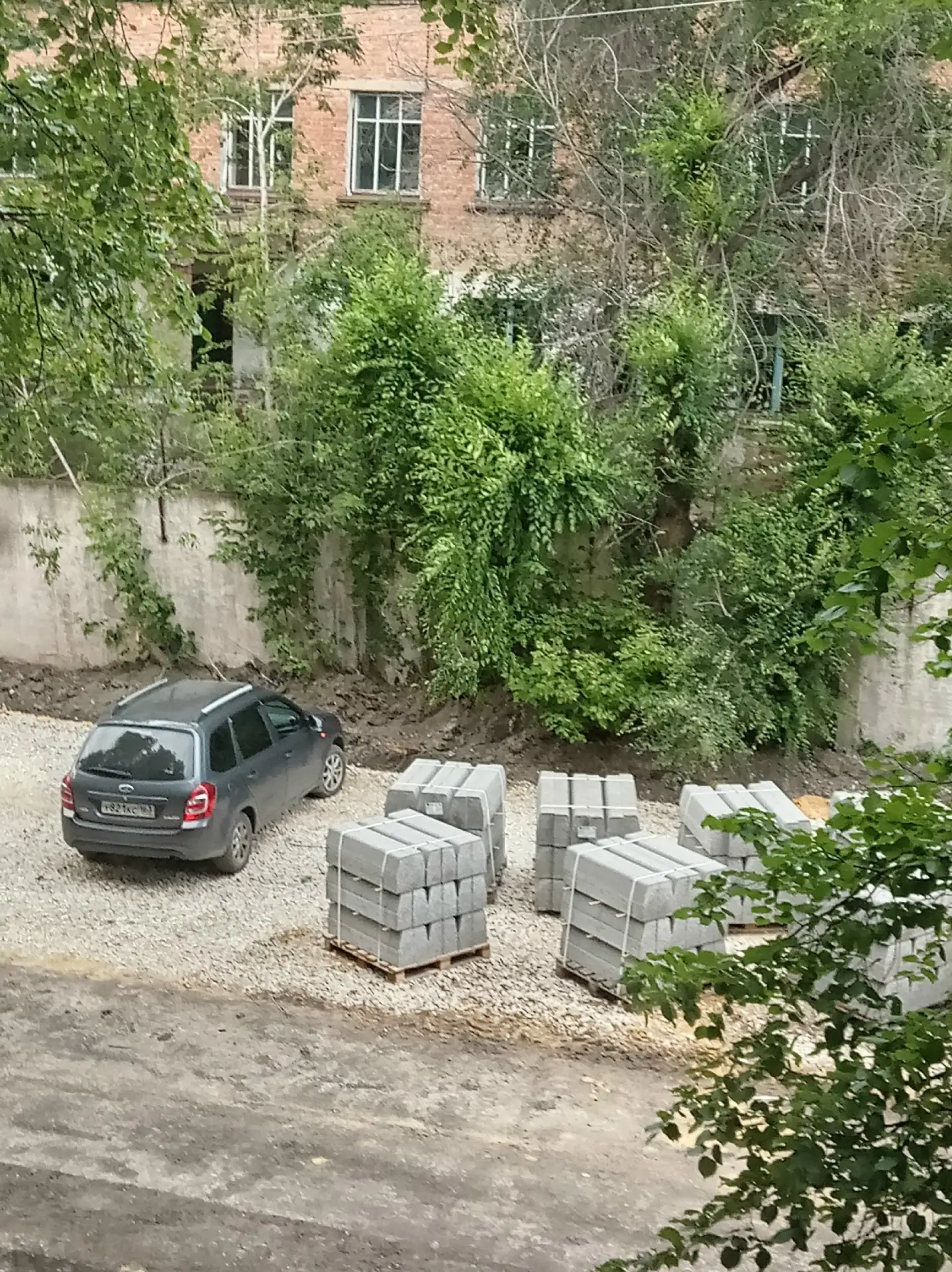 Хотелось бы знать почему земля оставлена около забора, и как будет все выглядеть в коне...