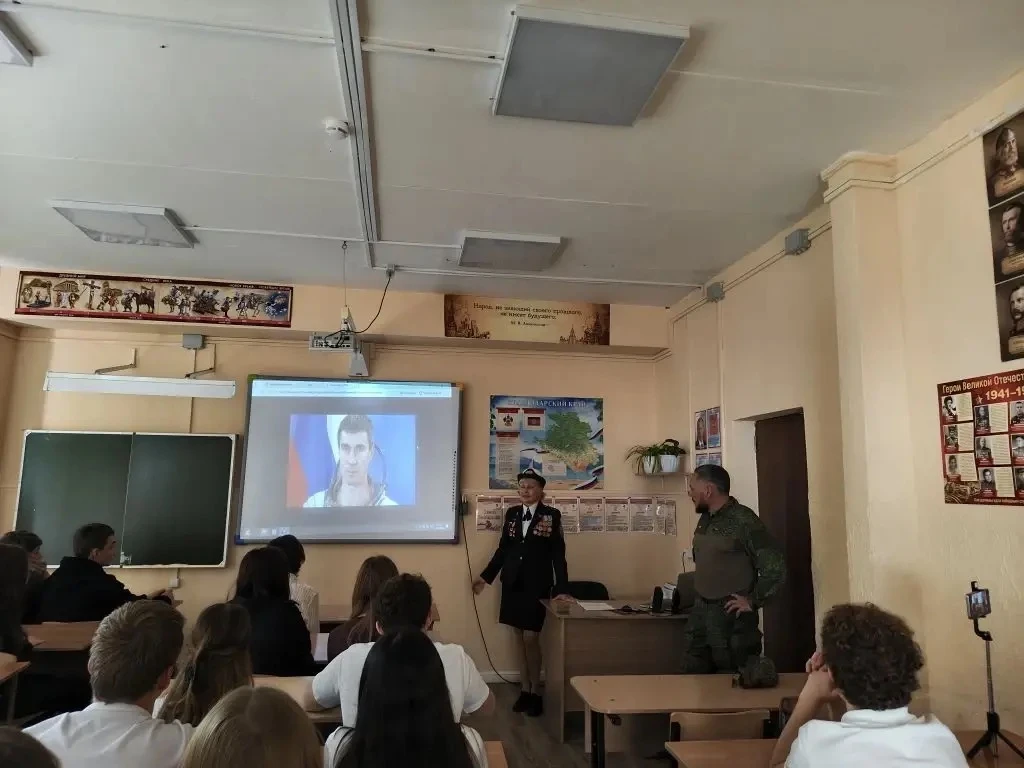 В 9 «Г» классе МБОУ СОШ №4 имени А.В. Суворова прошла встреча в рамках патриотического воспитания по