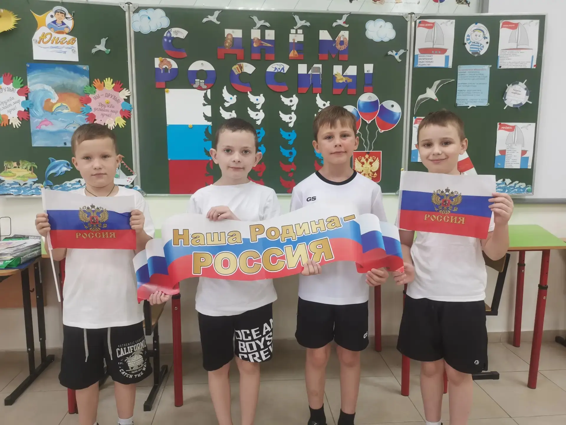 В 3 отряде "КРАБИКИ" за день прошло много мероприятий,посвященных дню России.  Провели квест-игру по