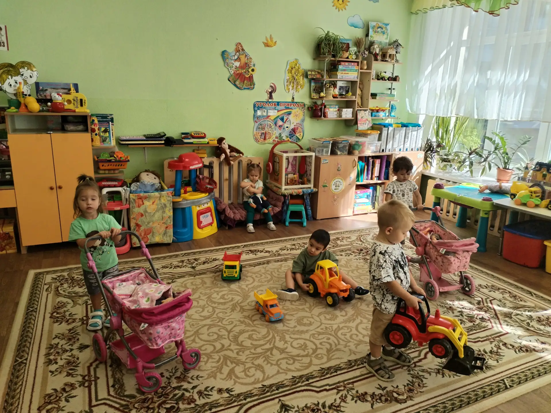 И снова детский сад открыл свои двери для самых маленьких детишек. В группе 4 проходит ...