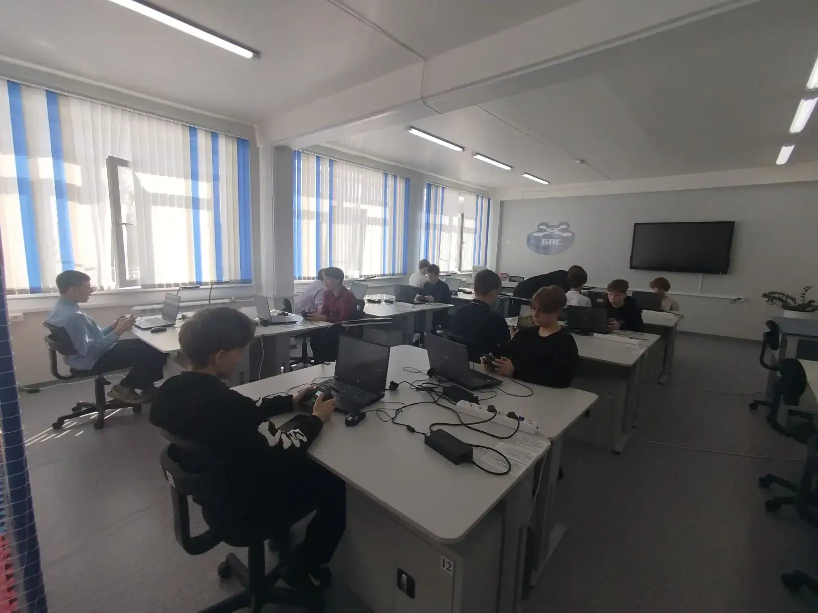 В рамках уроков технологии обучающиеся 8 и 9 классов освоили основы работы с беспилотны...