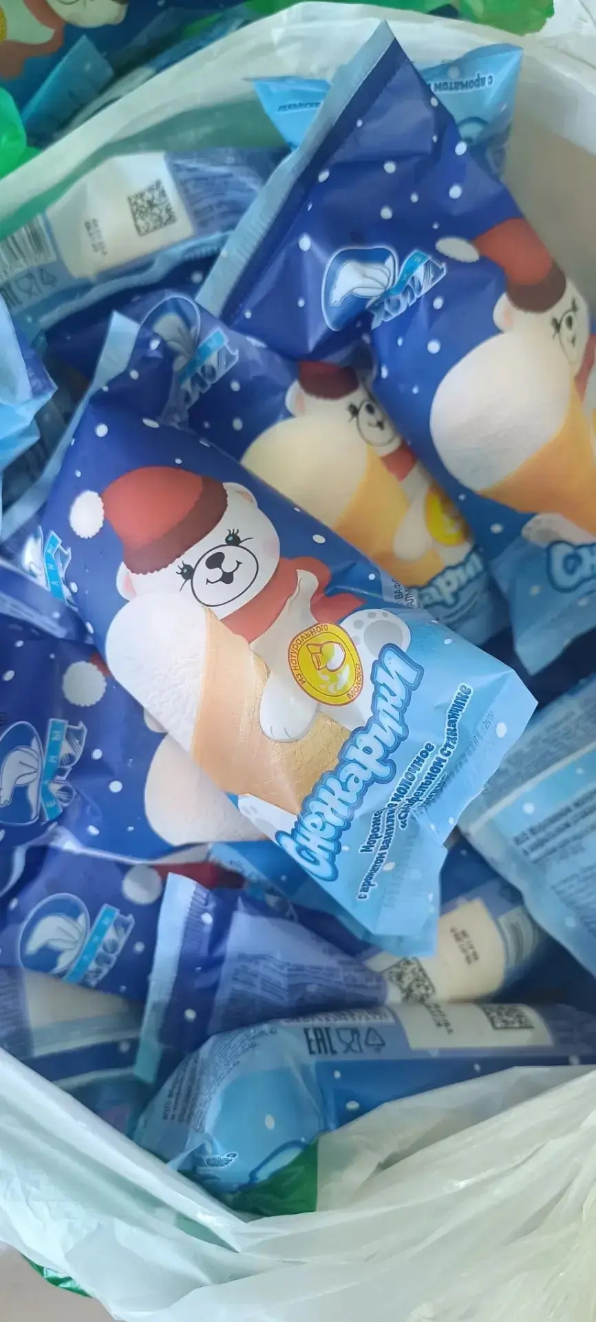 День получился по-настоящему ярким! 😎

Ребята взялись за цветные мелки и серый асфальт тут же расцв