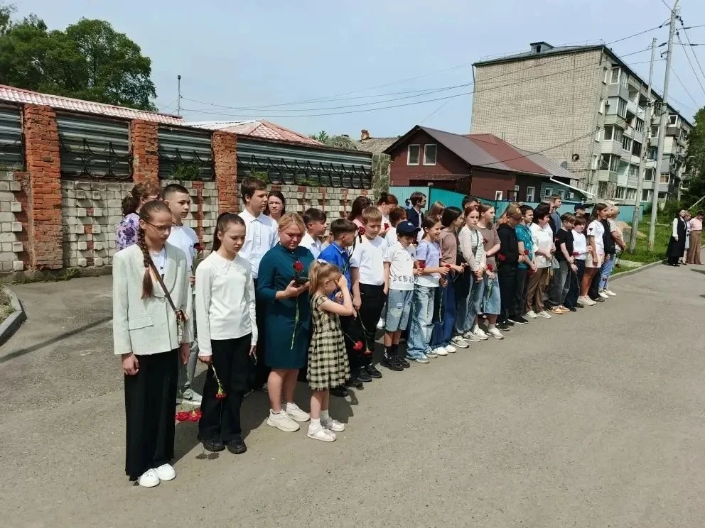 Сегодня, в День памяти и скорби, учащиеся, родители педагоги нашей школы приняли участие в митинге, 