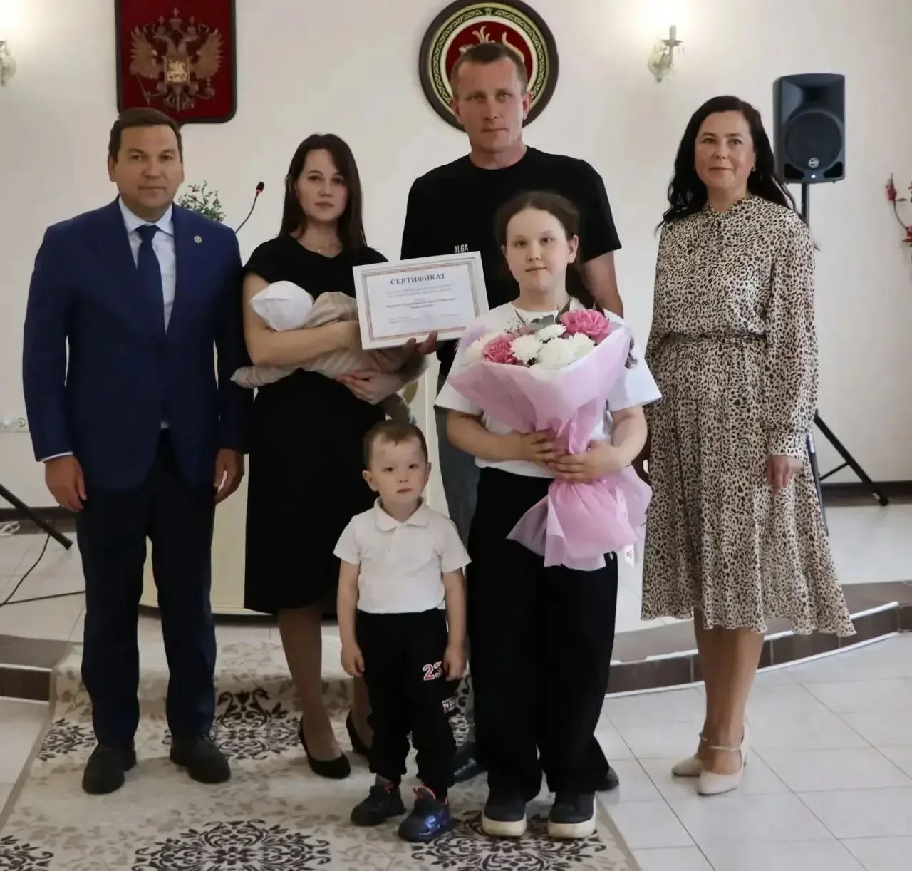 Глава Апастовского района Айрат Зиганшин вручил сертификат на сумму 200 000 рублей семье Мифтаховых 
