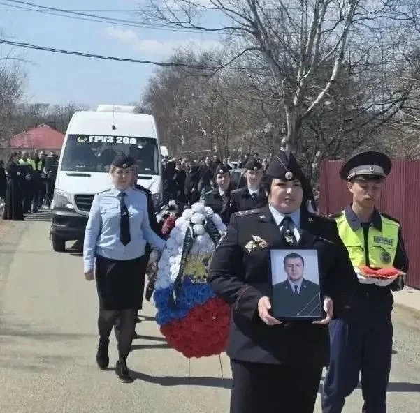 В Приморье простились с лейтенантом полиции Петром Сергеевым — он погиб в ДТП во время погони  В Над