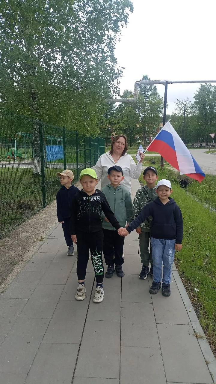 🇷🇺РОССИЯ - РОДИНА МОЯ! 

В преддверии празднования Дня России воспитанники группы «Паровозик» вмес