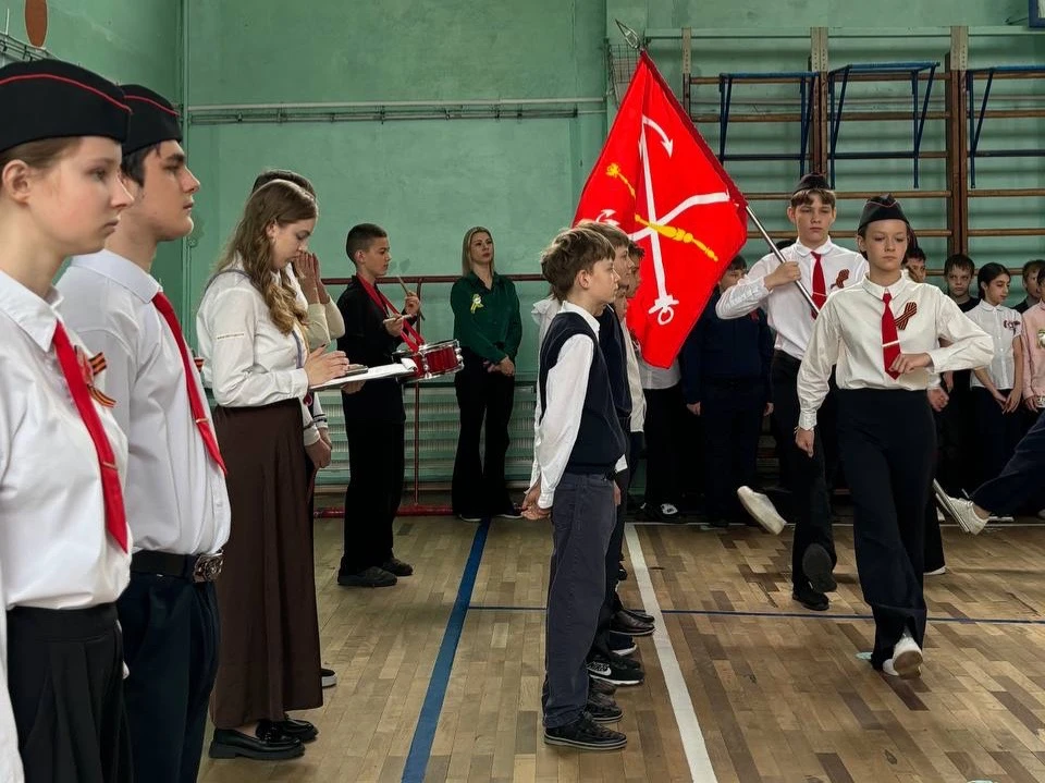 🇷🇺 Традиционное начало новой учебной недели  Понедельник в нашей школе, как всегда, начался с торжес