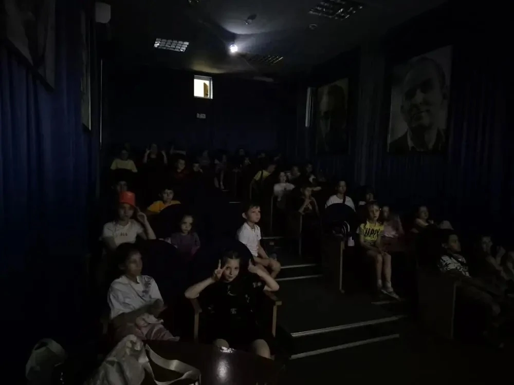 Сегодня ребята из ДОЛ «Бригантина» отлично провели время — они побывали в кино!🎬✨️

Дети посмотрели