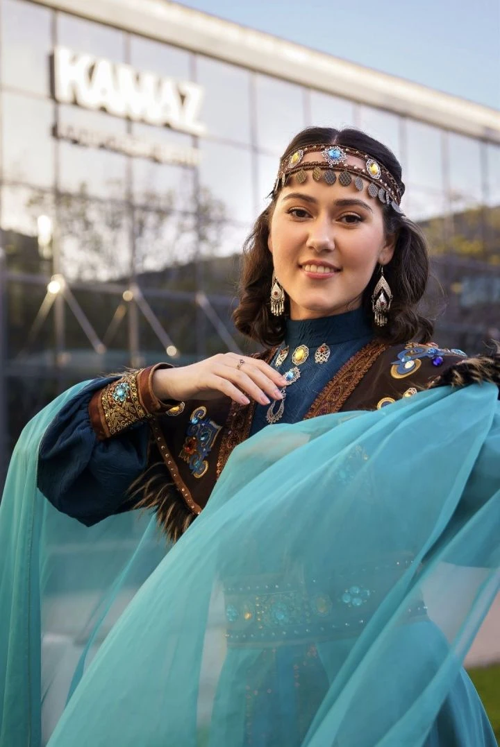 👏Работница «КАМАЗа» Эльвера Миннегалиева завоевала титул «Сабантуй Гузэле»

В четверг, 11 июня, в Н