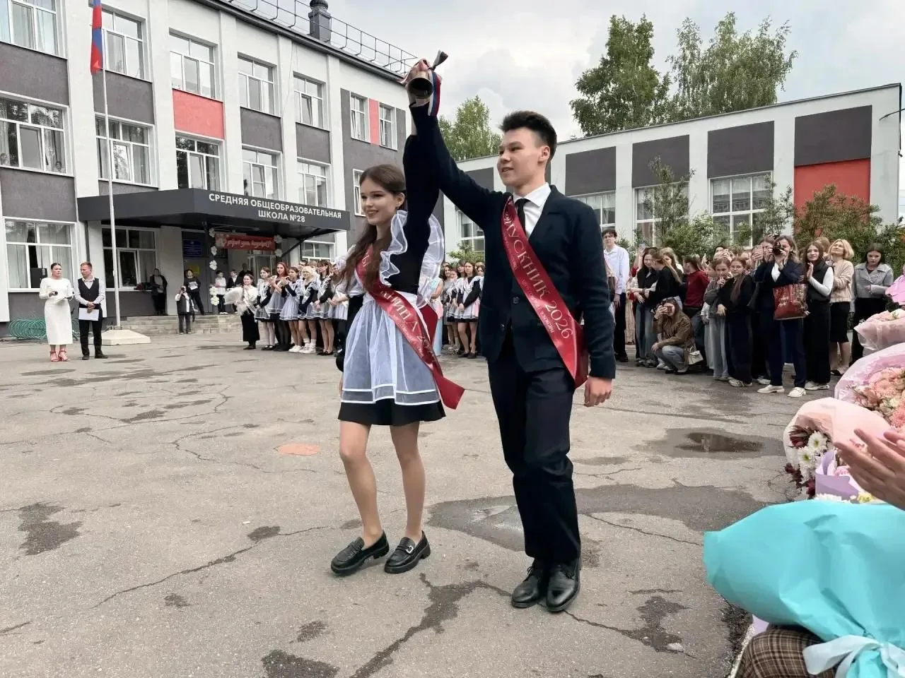 🎒🛎️ Прощай, школа! В Чебоксарах прозвенели последние звонки для выпускников  В школах Чебоксар состо