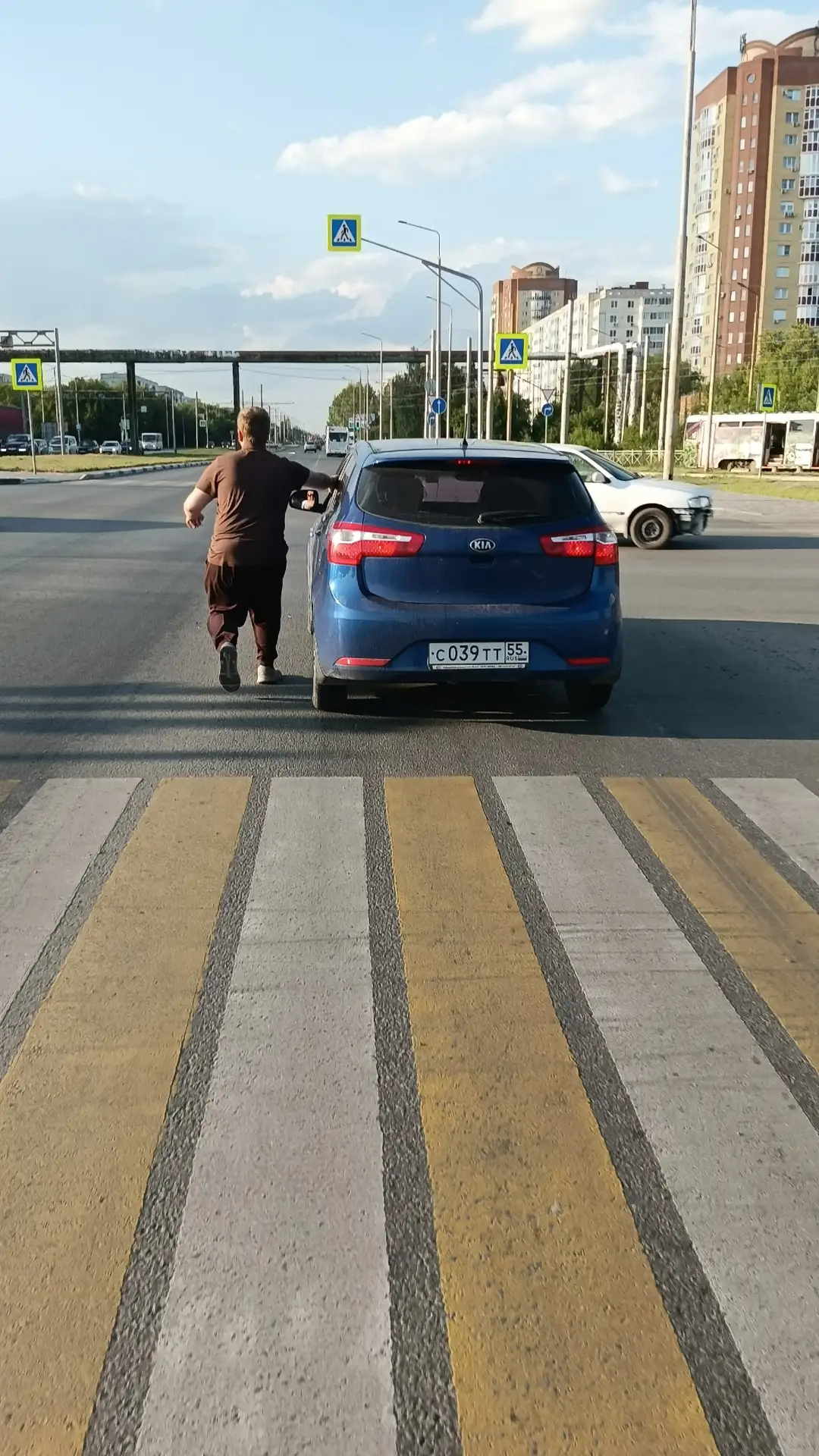 Опасайтесь это авто, водитель катается под чем-то запрещенным. Убежал от нас на красный.