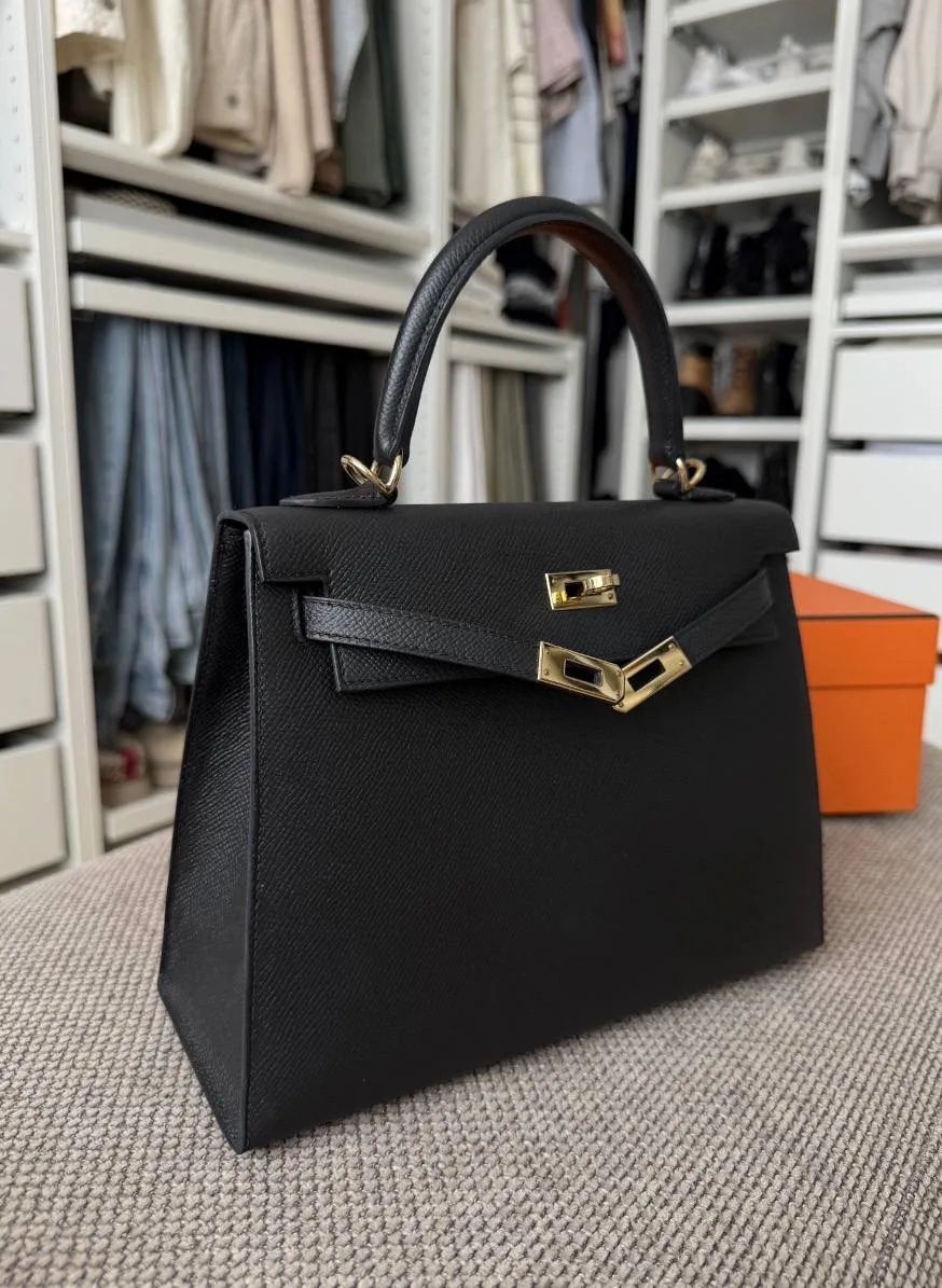 Hermes Kelly 25 🖤

Бренд: Hermes
Комплект: Пыльник
Состояние: отличное, без следов носки

Стоимость