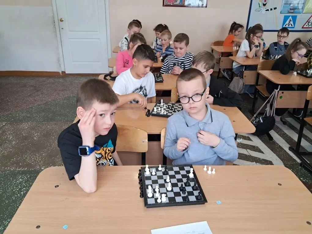Доброе утро ☀️   ♟️ Шахматный турнир среди 1–2 классов: первые победы!  Вчера в нашей школе прошёл з