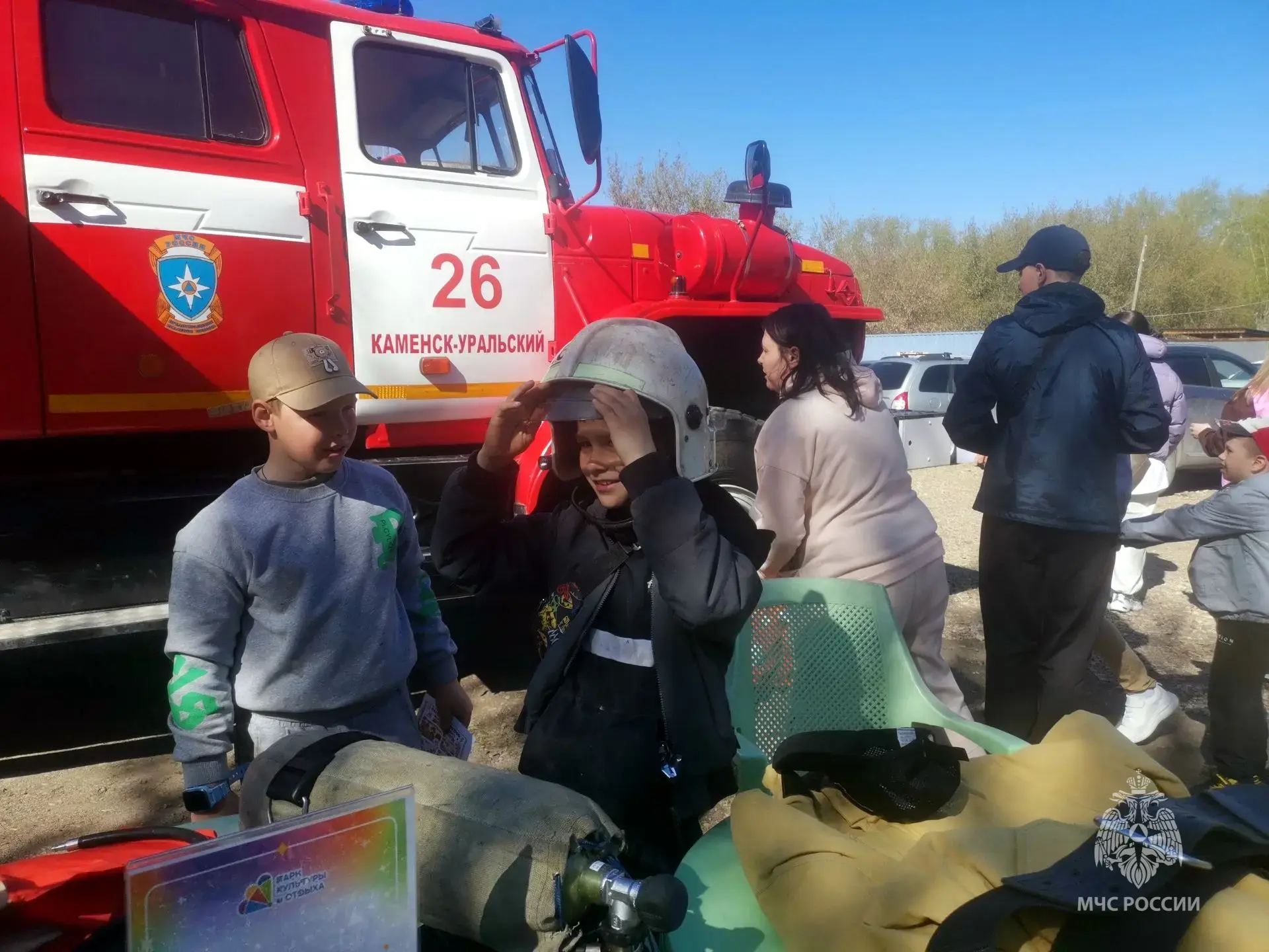 🚒Искра призвания: как ярмарка профессий зажгла мечты о выборе профессии  Сотрудники 63 пожарно-спаса