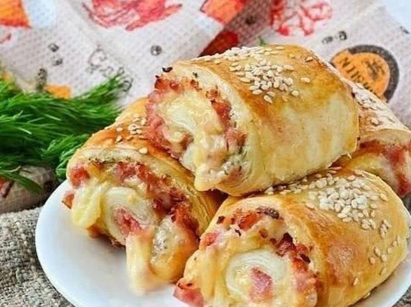 🥣 Закусочные слойки-рулетики — хрустящие, сырные и безумно аппетитные 😋  🔖 Ингредиенты:  Тесто слоён