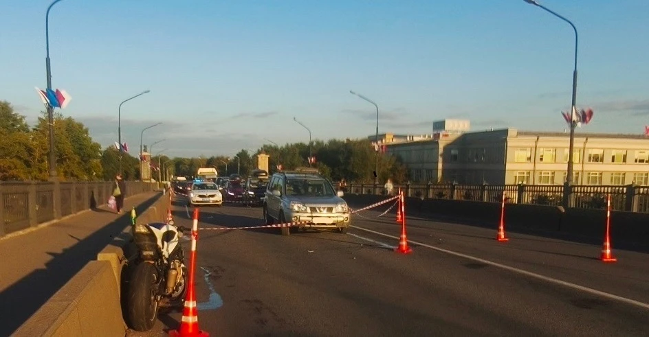 В Великом Новгороде на мосту разбился мотоциклист
