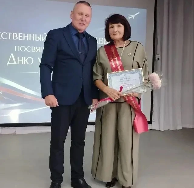 В преддверии Дня учителя поздравили с профессиональным праздником педагогов района.