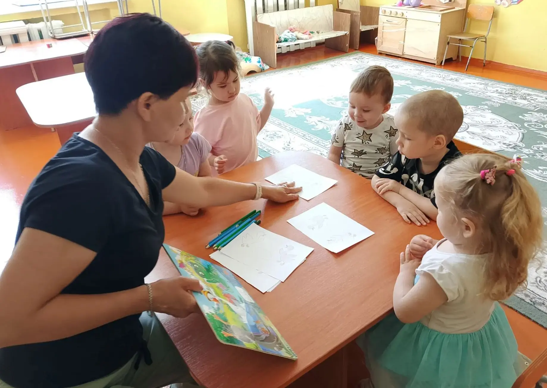 "Жили у бабуси, 
Два весёлых гуся"...
 Сегодня в первой младшей группе прошло занятие по рисованию "