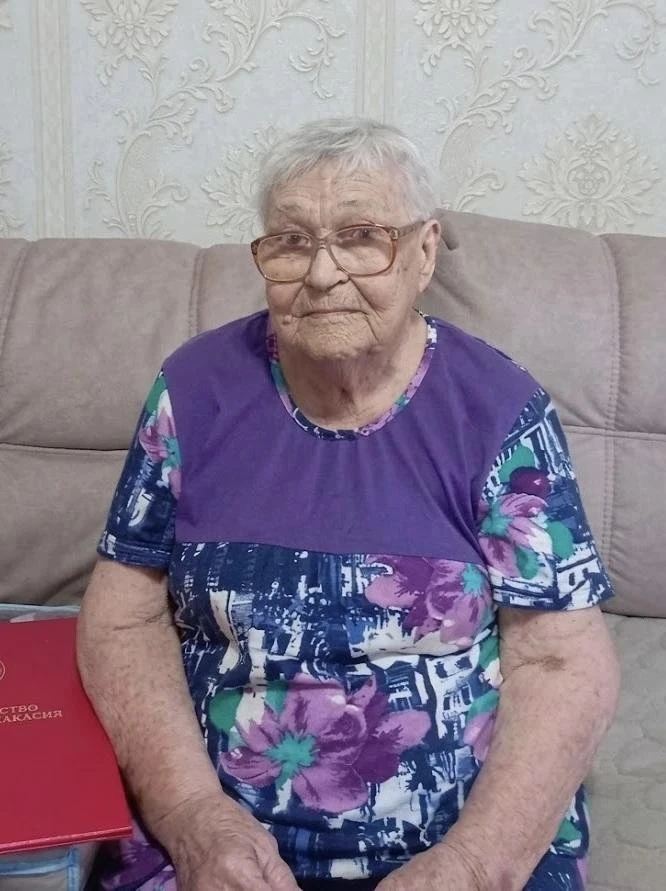 Поздравил с 95-летием труженицу тыла Веру Николаевну Шевченко

Вера Николаевна родилась в с. Парно