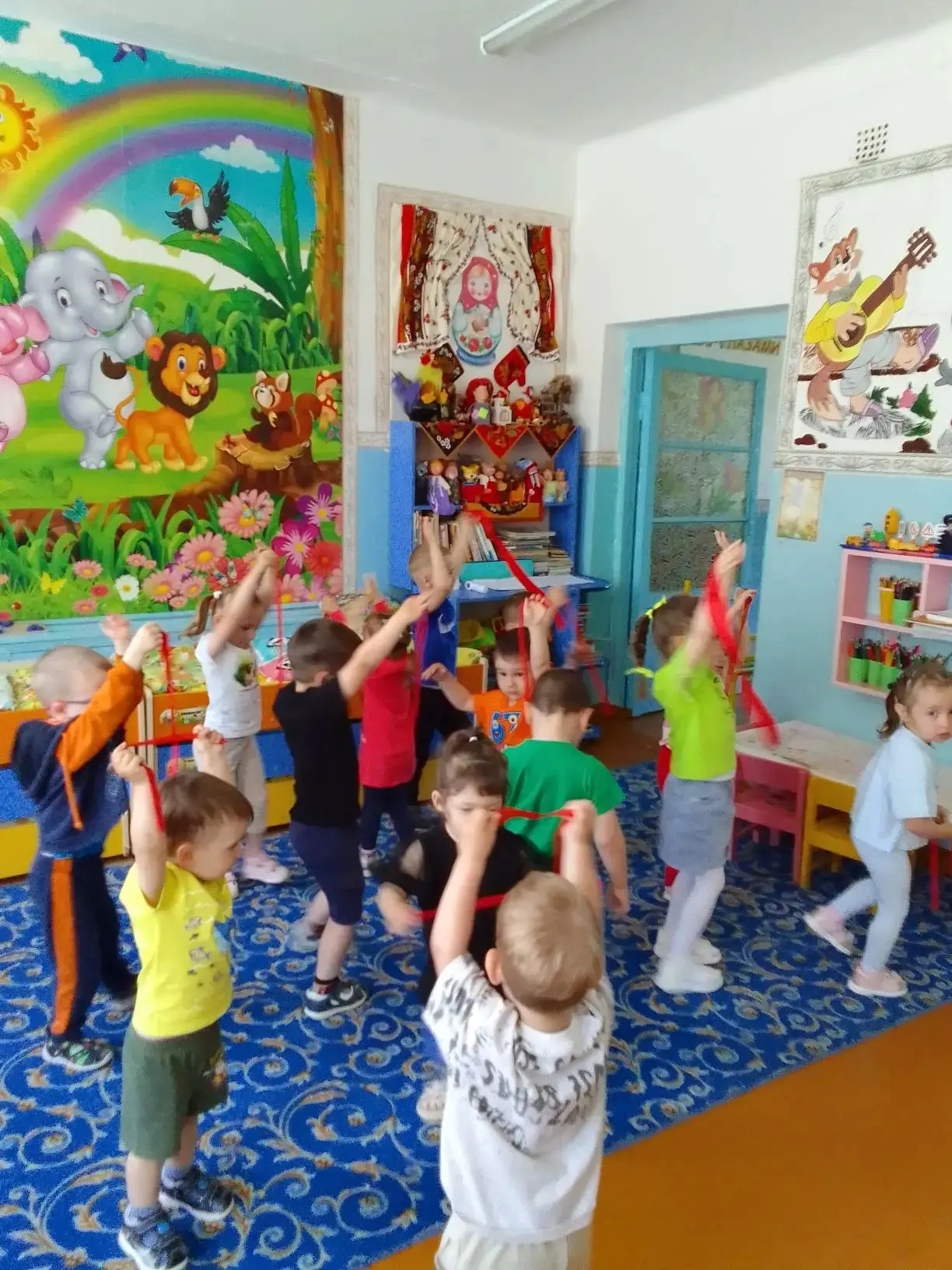 Мы знаем их немало, самых разных,
Но день России, день родной страны,
Для нас, конечно, – самый глав