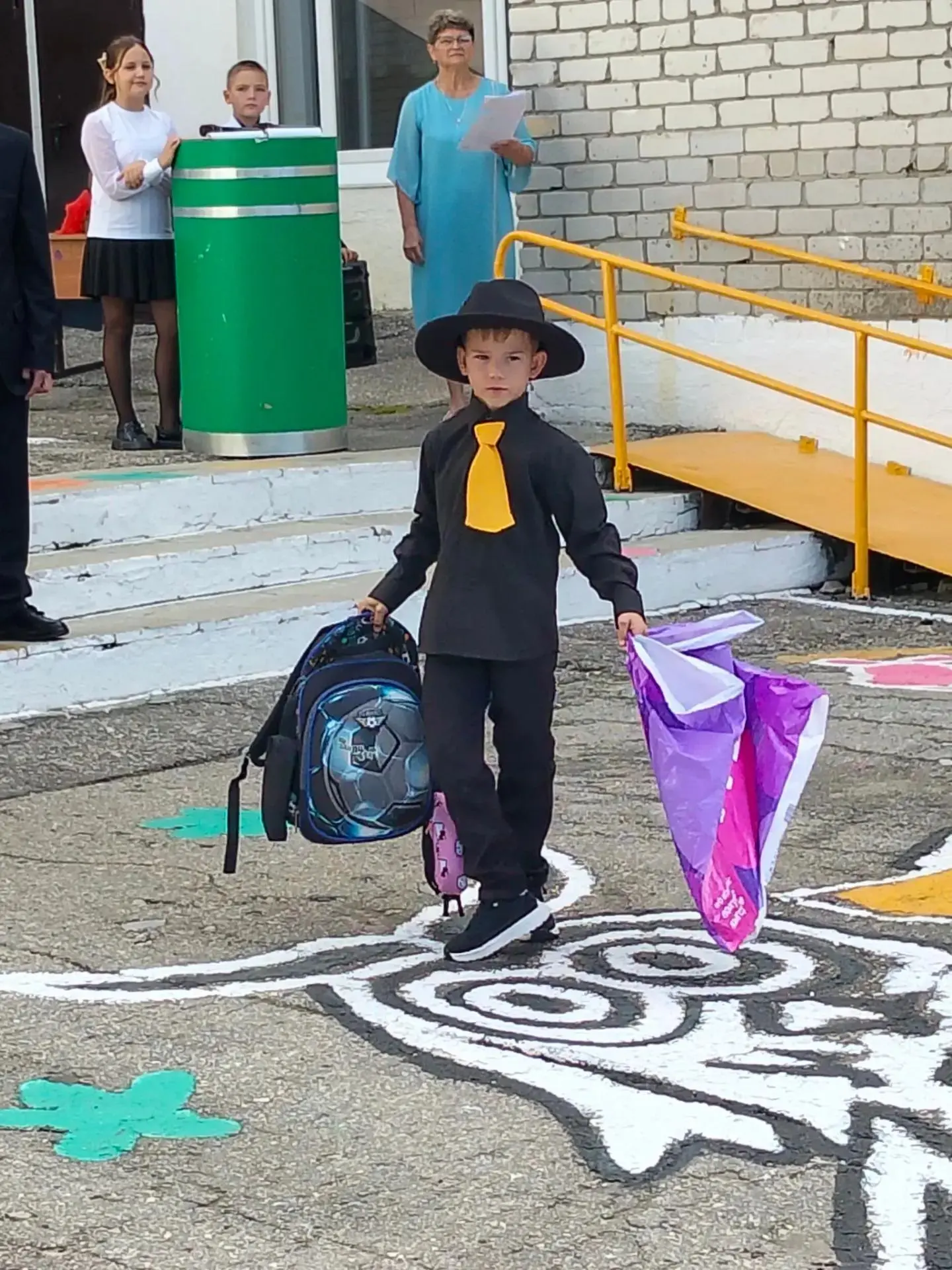С Днем знаний! В нашей школе прозвенел первый звонок! 🔔✨