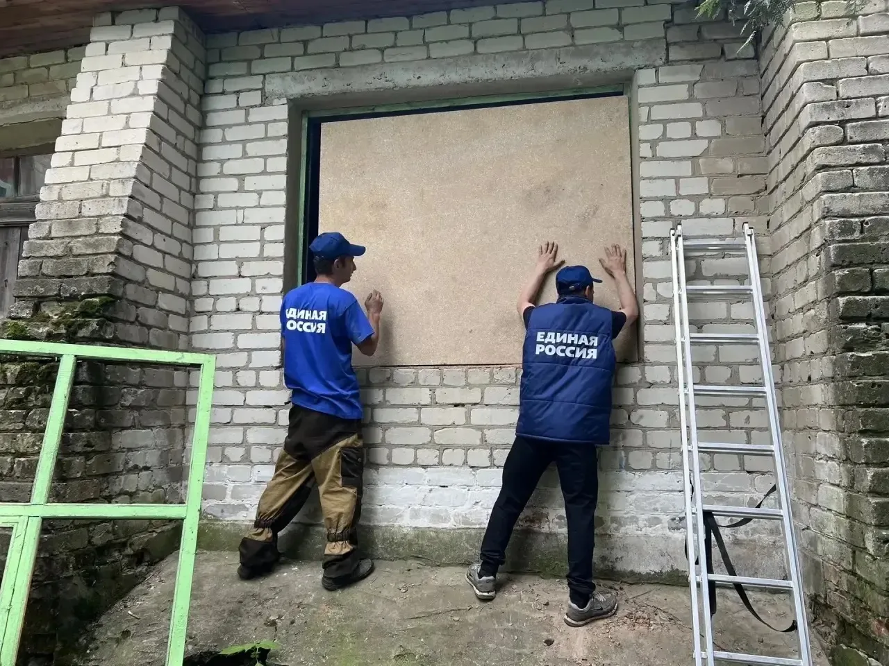 📍Курская область 

Волонтеры лагеря Единой России «Курский рубеж» трудятся в Льговском районе. 

✔️