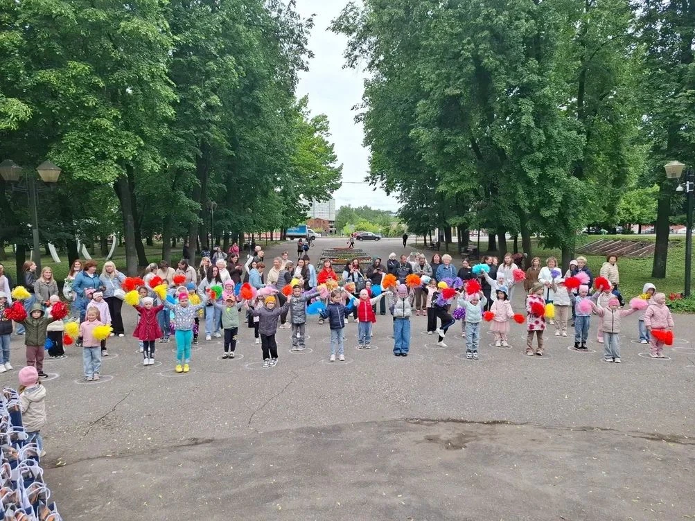 😀Детские улыбки и мирные мечты: в городе прошел вдохновляющий конкурс рисунка на асфальте