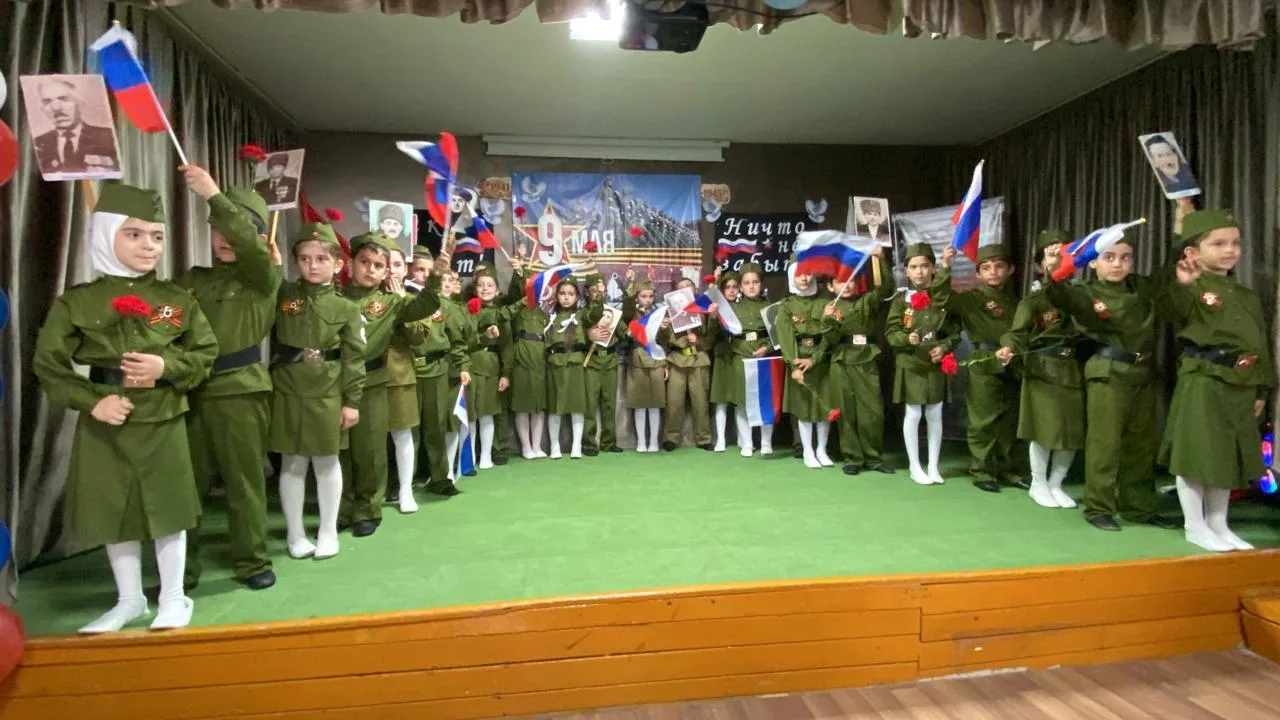 Этот День Победы порохом пропах  Этот праздник с сединою на висках  Это радость со слезами на глазах