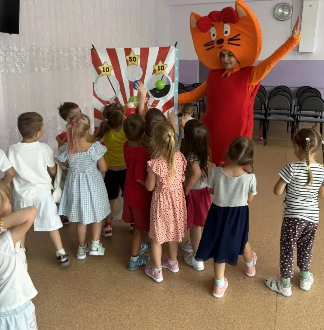 Сегодня  наш детский сад посетила Карамелька( любимый персонаж детей).   Дети младшей группы 6 ( вос