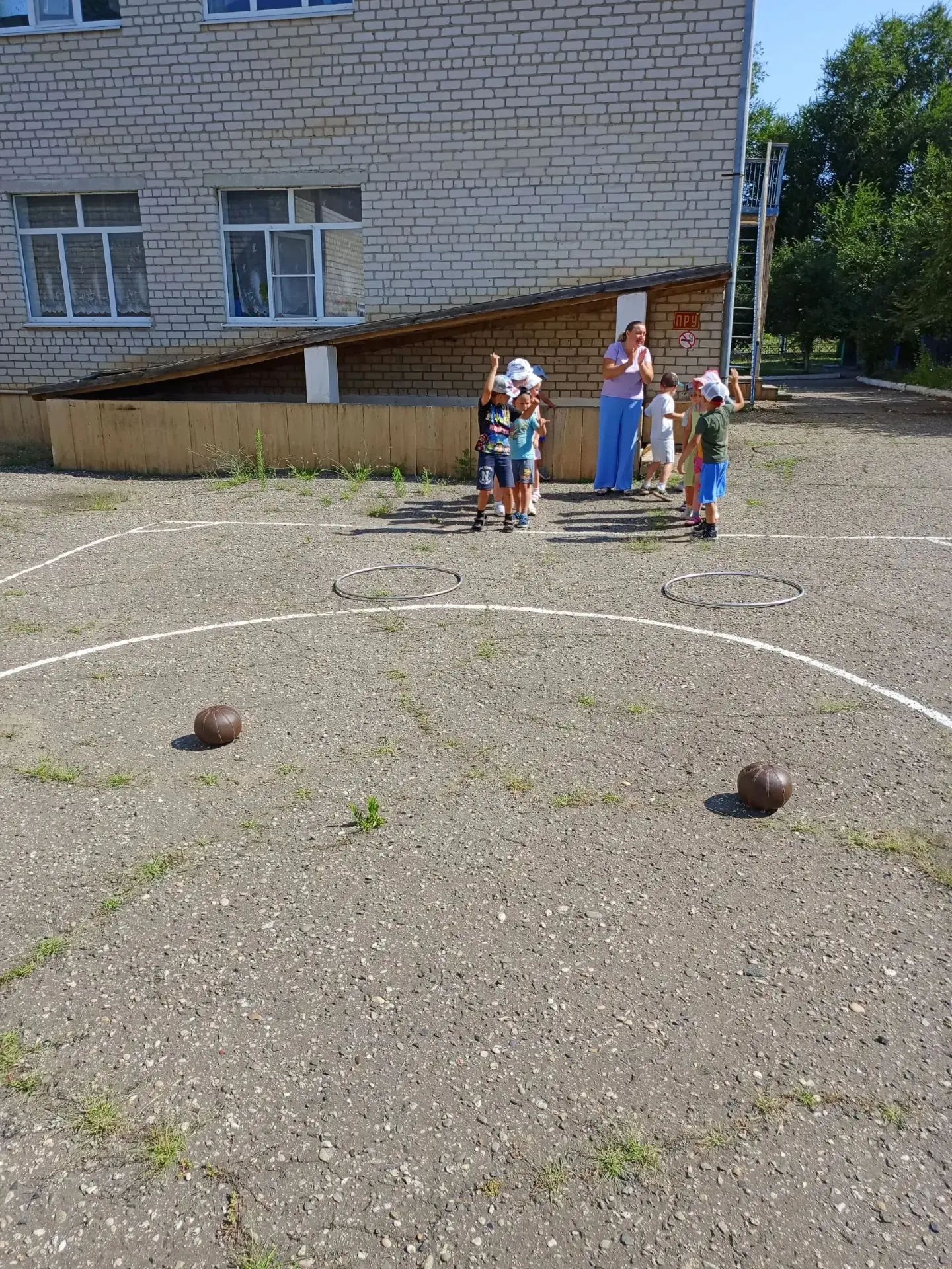 🏃‍♂️🏃‍♀️ Солнце, спорт и море улыбок: «Весёлые старты» в группе «Ветерок»!