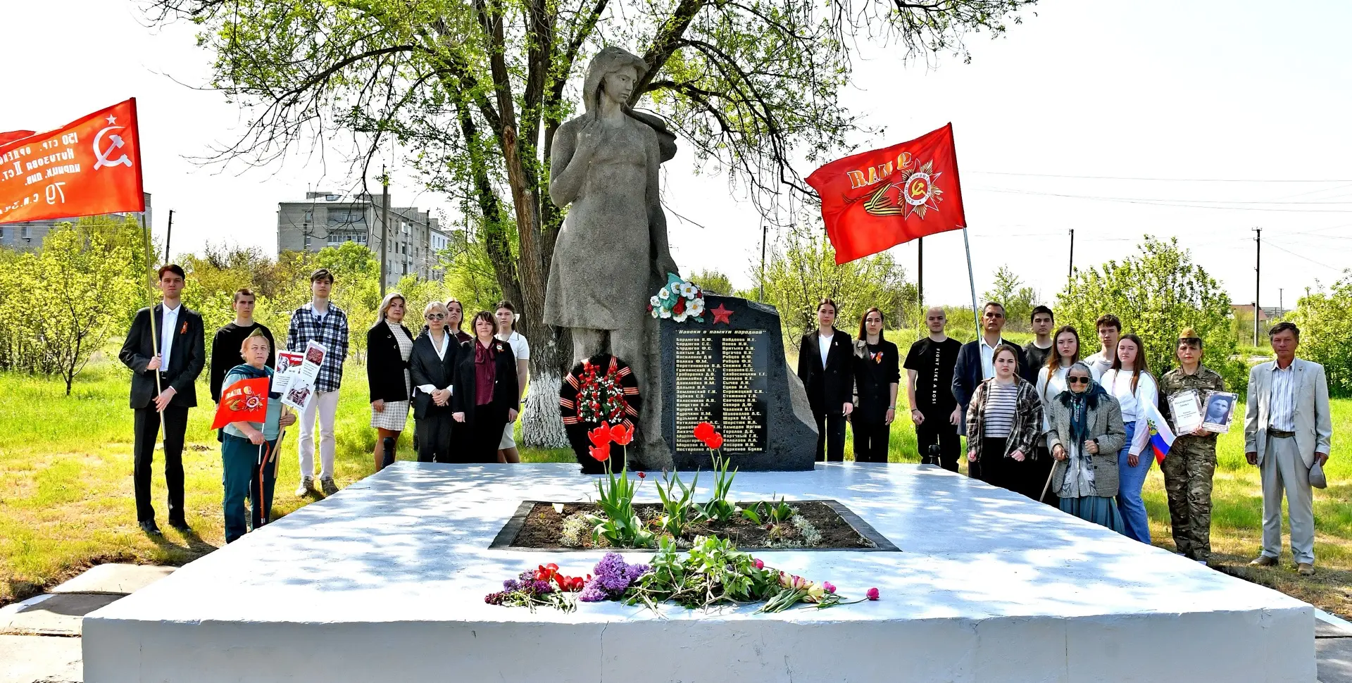 ЛГАУ почтил память героев: возложение цветов к памятникам воинской славы🥀  🎗️В преддверии 81-й годов