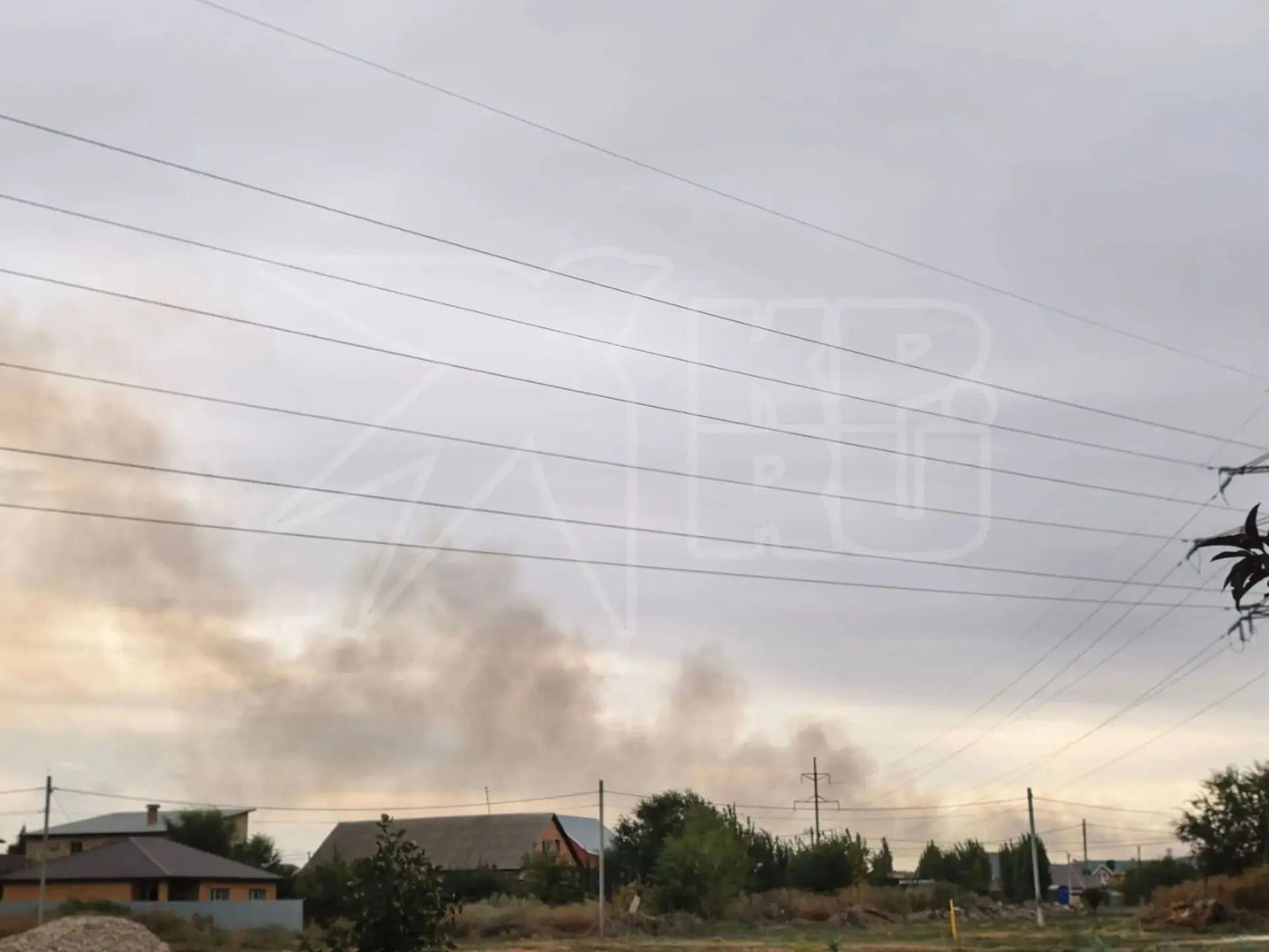 🔥 Горит лесополоса в районе улицы Амурской в Оренбурге