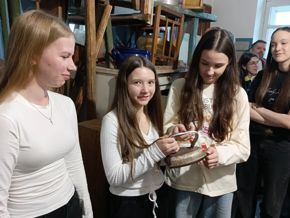 "Совместить полезное с приятным! "- под таким девизом команда 9-10 классов нашей школы отправилась в