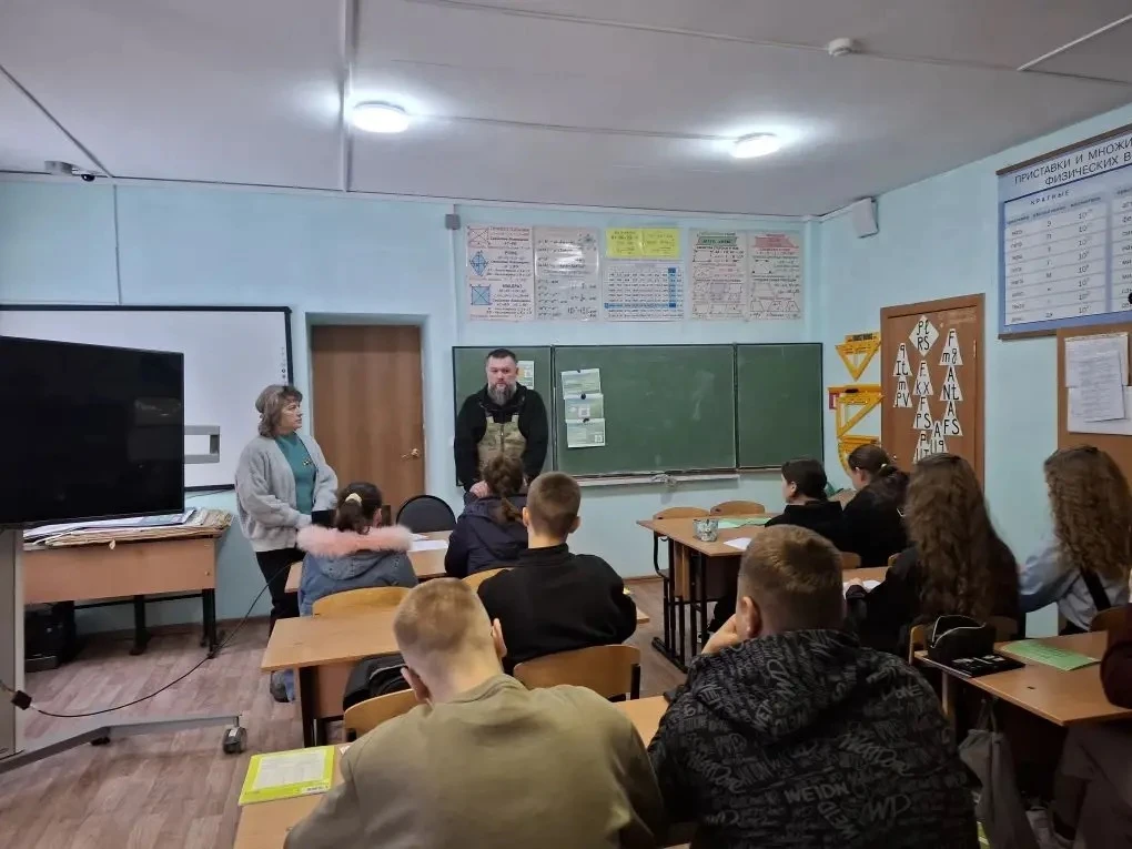 В рамках профориентации И. В. Крашенин, директор Тернейского филиала КГКУ Примлес прове...