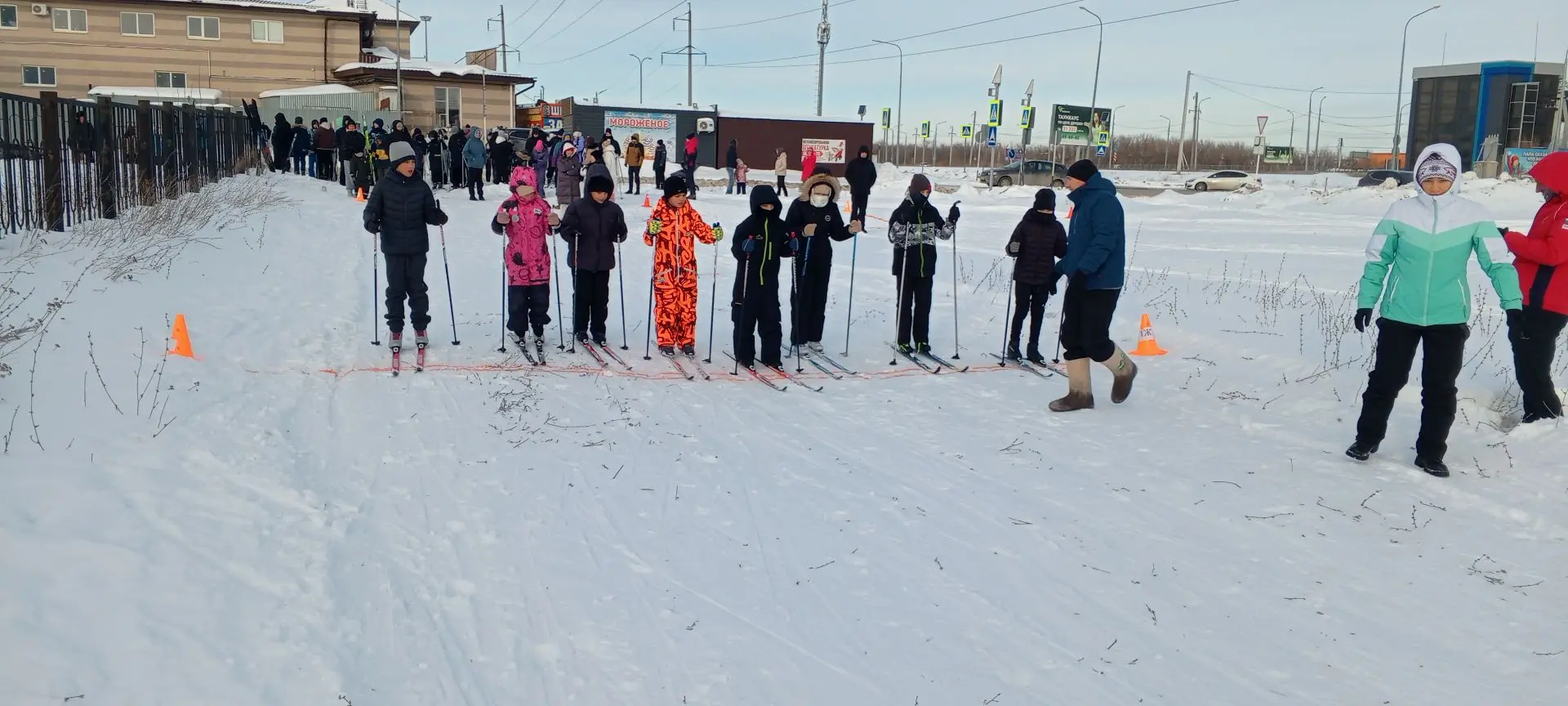 Сегодняшняя #лыжняРоссии в нашей школе была настоящим праздником спорта!  Хоть погода была прохладно